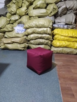 Крісло мішок пуф куб бордовий — стильне рішення для дитячої або вітальні, м’яка комфортна посадка.
