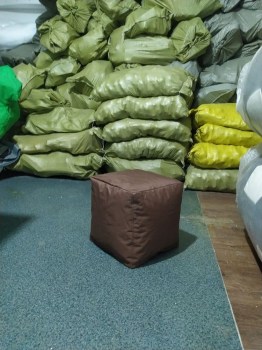Компактний коричневий пуф-кубик для ігор, сидіння та відпочинку