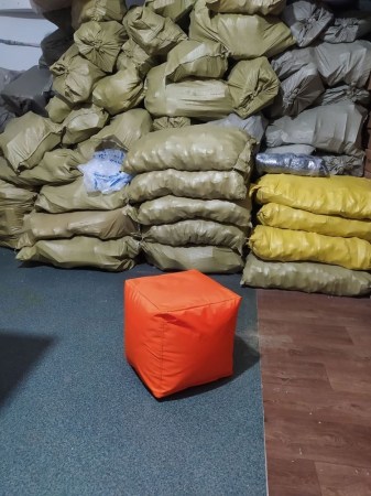 М’який кубічний пуф помаранчевого кольору для сидіння та ігор