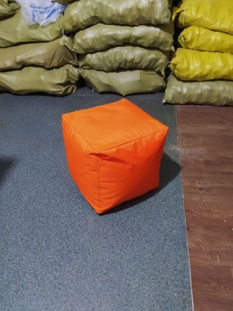 Безкаркасний помаранчевий кубик для дитячої кімнати та відпочинку