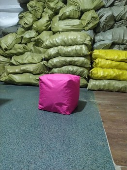 Безкаркасний рожевий кубик для дитячої кімнати та відпочинку