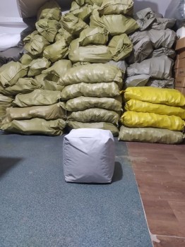 Компактний світло-сірий пуф-кубик для ігор, сидіння та відпочинку
