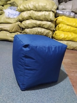Темно-синій безкаркасний кубик для дитячого або підліткового простору
