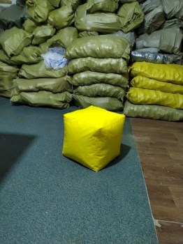 Жовтий м’який пуф-кубик для дитячої кімнати