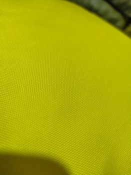 Жовтий кубічний пуф для ігрової зони та відпочинку